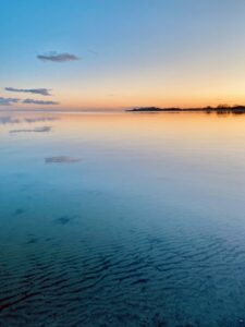 Weitblick über den Bodden bei Sonnenuntergang – Impression vom Urlaub auf Rügen